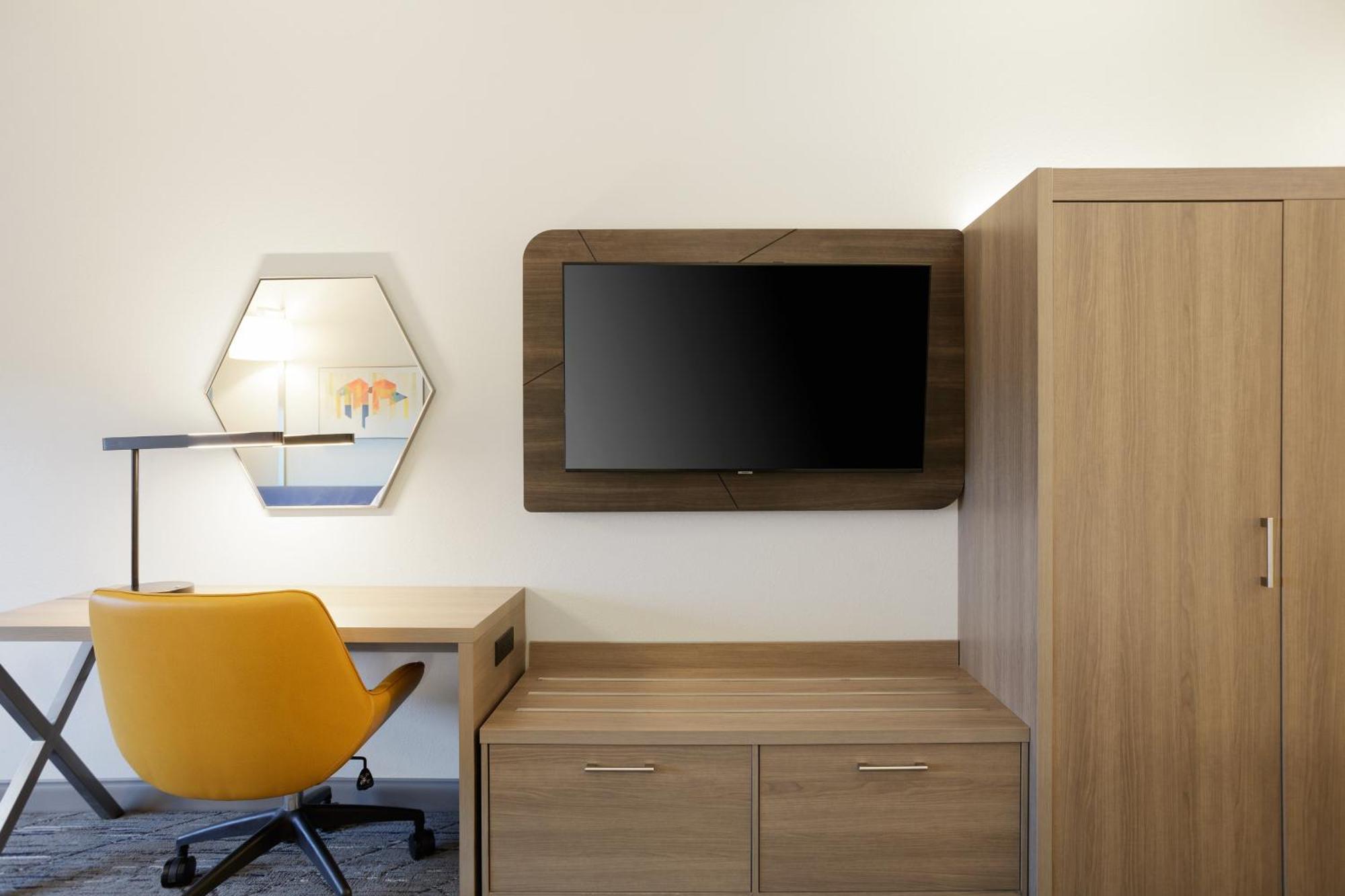 Express & By Ihg 3*